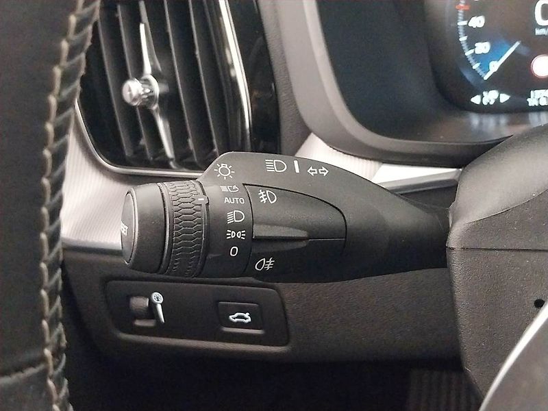 Volvo XC60 (2018) R-Design T5 AWD - fotka 28 z 30