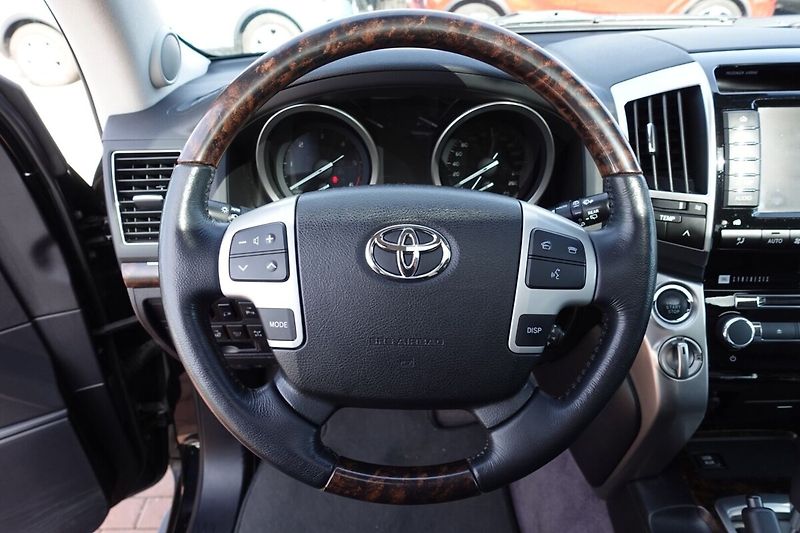 Toyota Land Cruiser 4.5D-4D V8 200kW 6A/T Lux+ - fotka 19 z 35