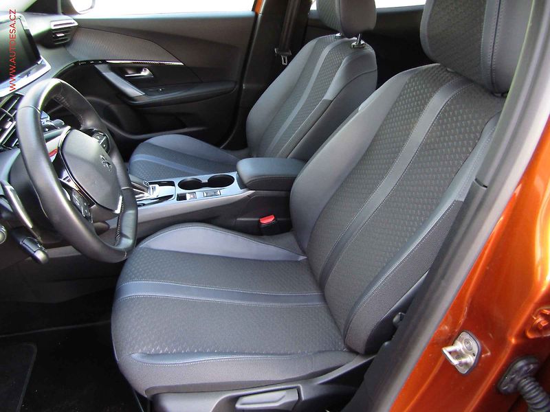Peugeot 2008 (2020) 1.2 PT, 1.maj,ČR, Allure, AT - fotka 9 z 23