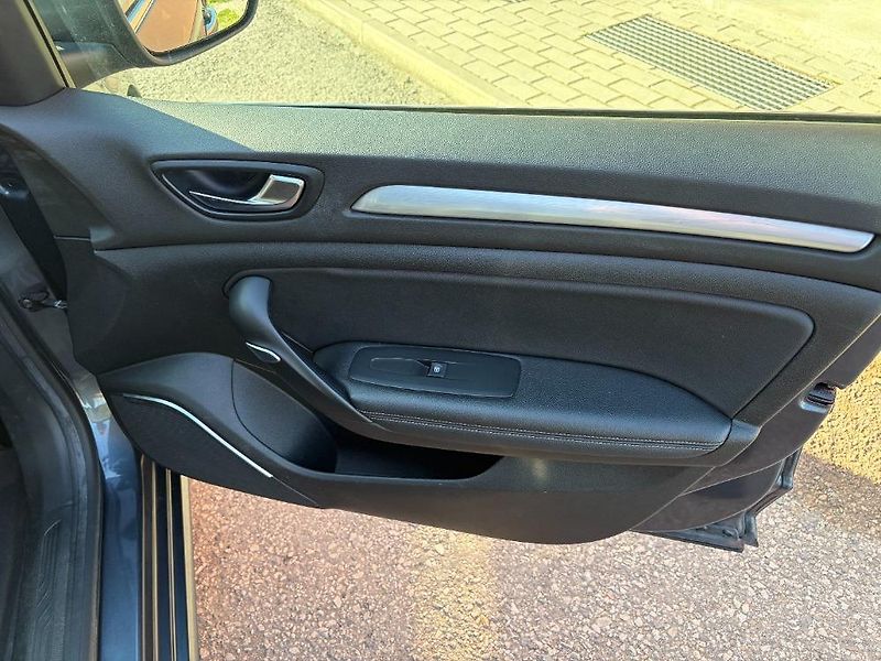 Renault Mégane (2018) Klima, kamera, výhřev sedadel - fotka 16 z 20