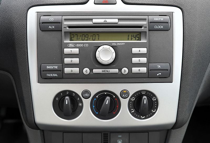 Ford Focus 1.8 TDCI/klima/stereo/nová STK - fotka 32 z 35