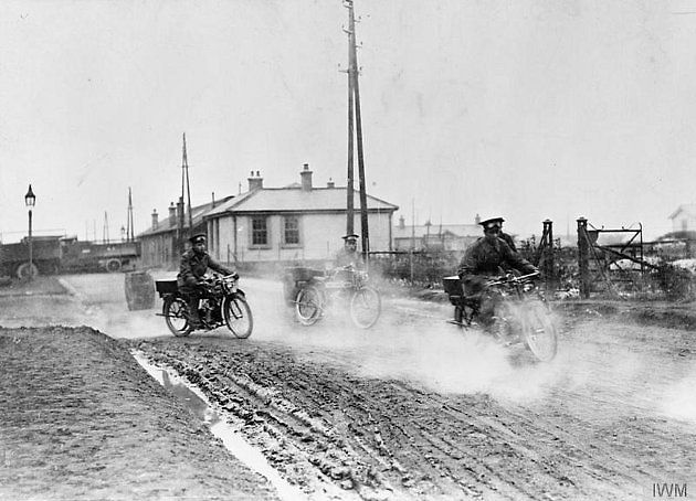 Kanadští vojáci v době I. světové války jedou na motocyklech Douglas., zdroj: Wikimedia Commons, neznámý autor, volné dílo