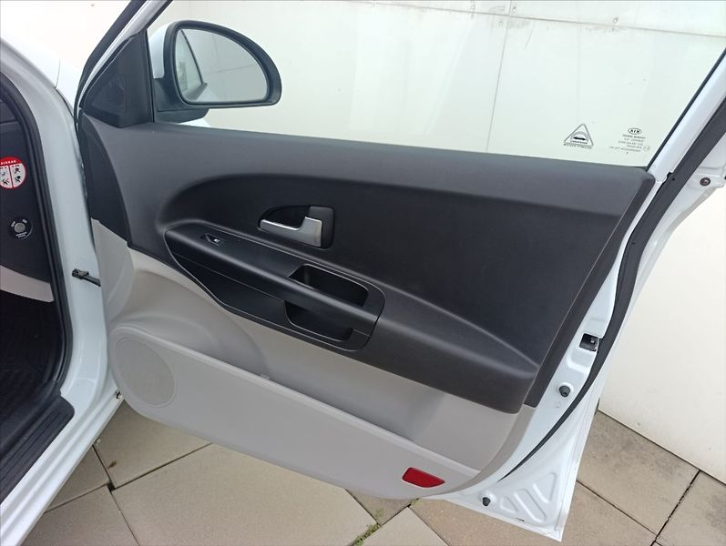 Kia Ceed 1,6 CVVT Aut. klimatizace ČR - fotka 24 z 28