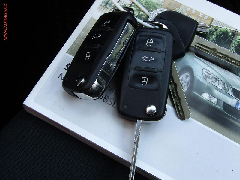 Škoda Octavia (2010) 2.0TDi, ČR, Ambiente - fotka 15 z 16