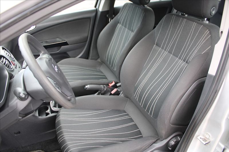 Opel Corsa 1,4 i  KLIMATIZACE, TEMPOMAT - fotka 20 z 24