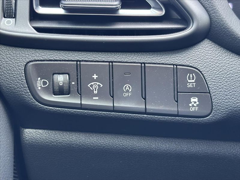 Hyundai i30 1,5 TGDi 118kW Smart ZÁRUKA - fotka 33 z 45