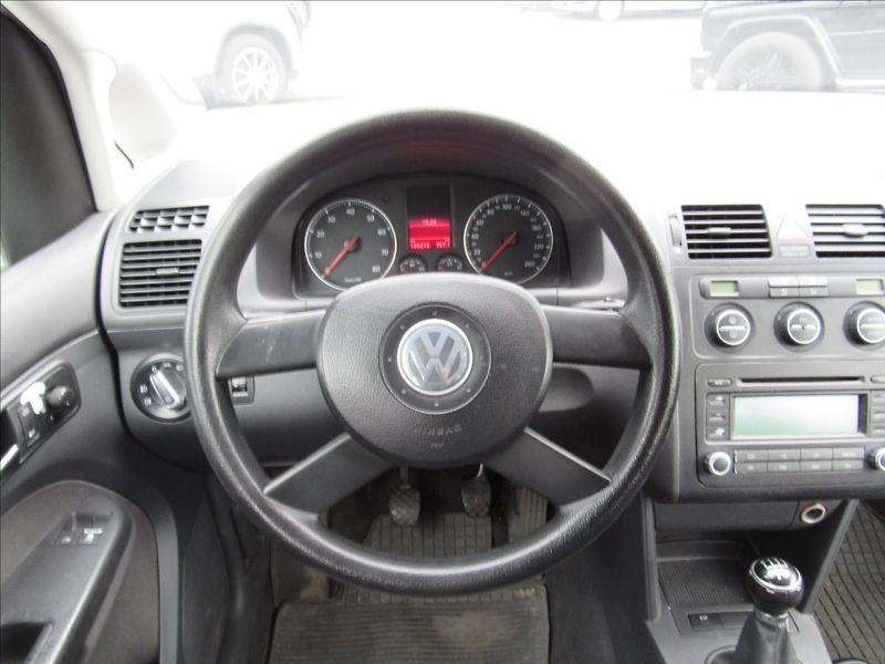 Volkswagen Touran 1,6 MPi 75kW - fotka 12 z 25