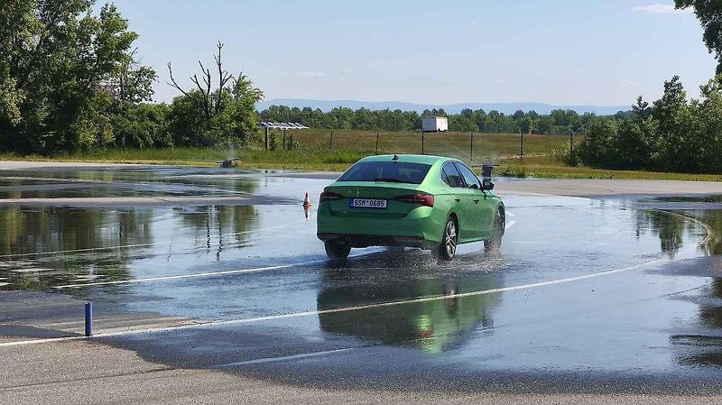 Součástí akce byla i oddychová soutěž v tlačení auta.