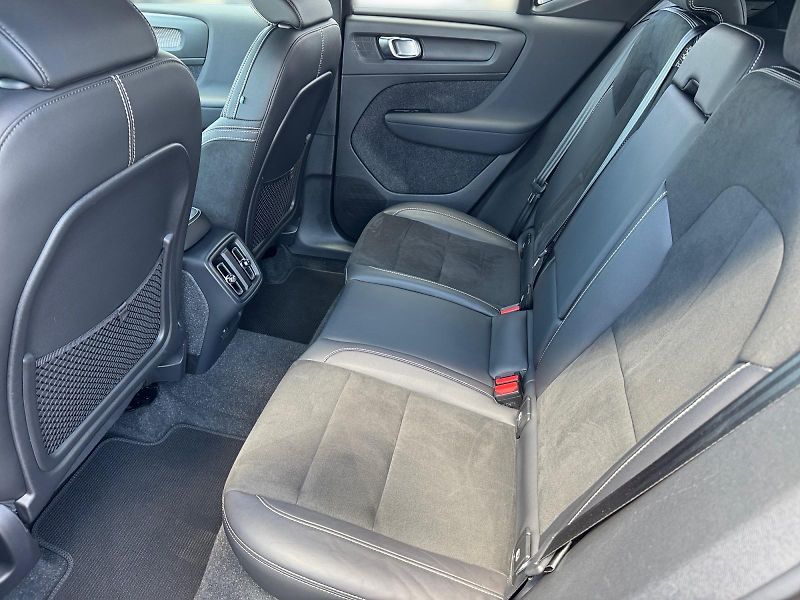 Volvo XC40 (2022) R-DESIGN B4 145kW AWD TAŽNÉ CZ - fotka 8 z 11