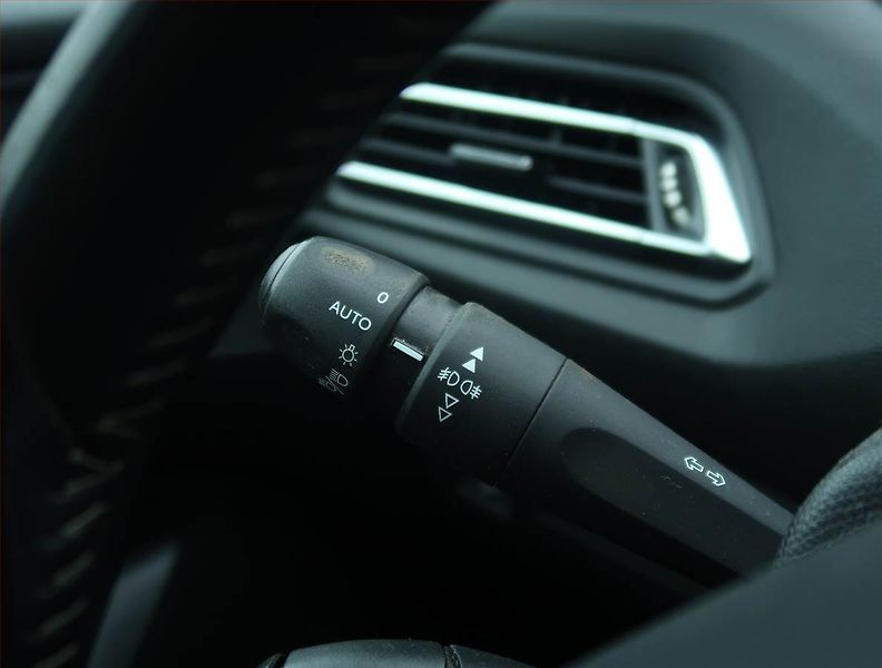 Peugeot 308 (2019) 1.2 PureTech, Serv.kniha, Navi - fotka 16 z 21