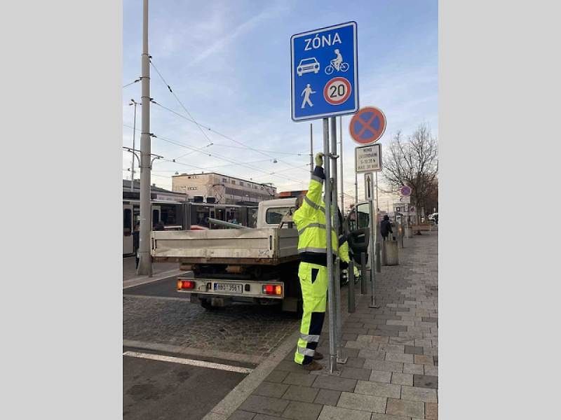 V Brně je od pondělí první sdílená zóna v České republice. Jde o prostor, kde jsou si chodci, řidiči aut a cyklisti rovni.