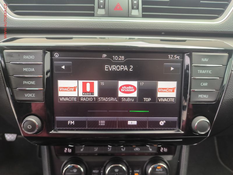 Škoda Superb (2017) 1.4 TSi, Style, bixen, panor - fotka 12 z 23