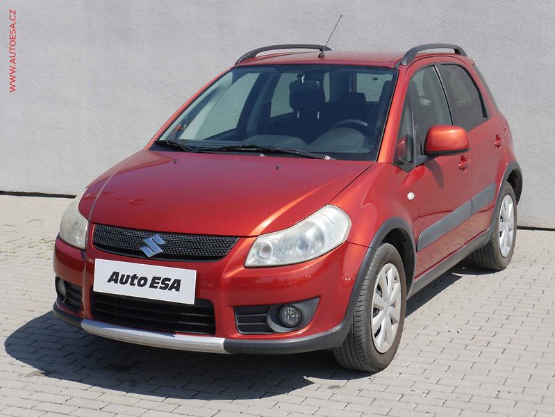 Suzuki SX4 (2006) 1.6i 4x4, AC, park.kamera - fotka 3 z 19