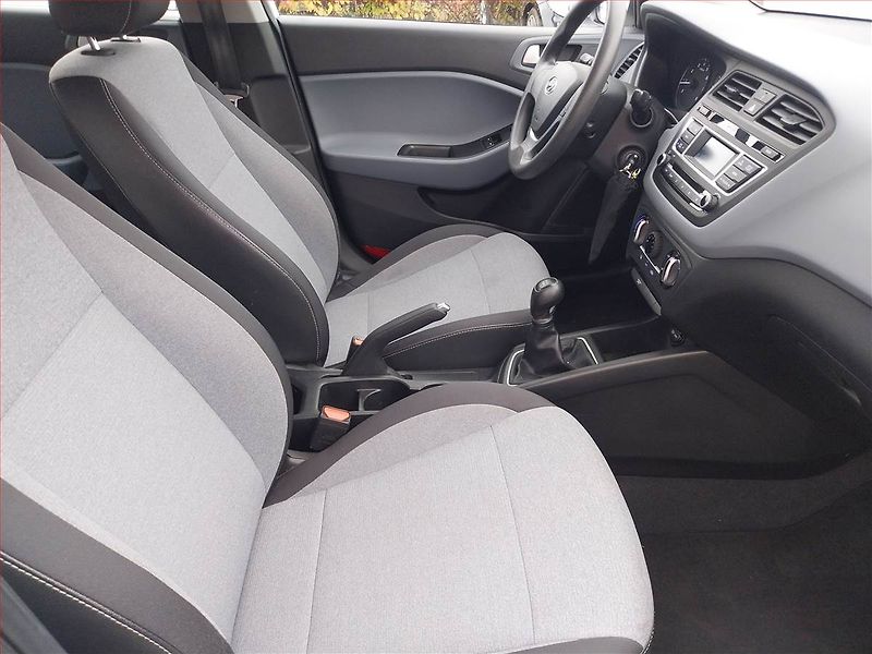 Hyundai i20 (2015) 1.2 - fotka 9 z 13