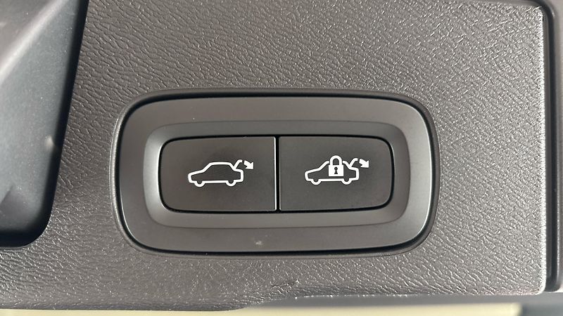 Volvo XC60 2.0 B4 AUT AWD Plus Dark - fotka 20 z 28
