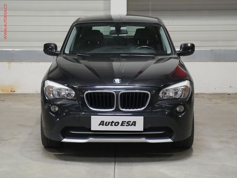 BMW X1 (2010) 2.0 D xDrive18d, AC, park - fotka 2 z 14