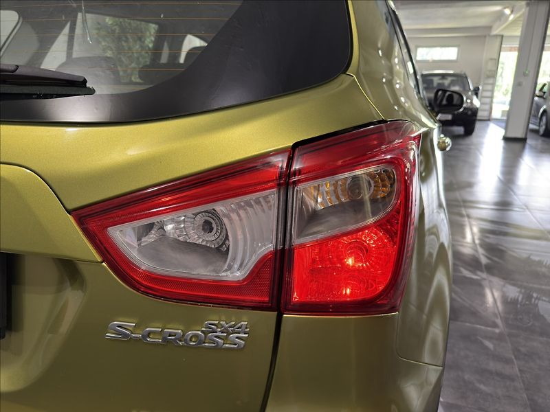 Suzuki SX4 S-Cross 1,6   VVTi 4X4 KEY-LESS VÝHŘEV - fotka 25 z 38