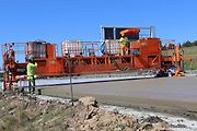 Poslední letošní opravovaný úsek dálnice D5 dostává nový cemento-betonový povrch.
