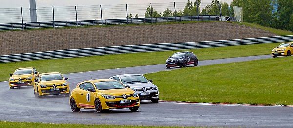 Rychlé Renaulty na Autodromu v Mostě.