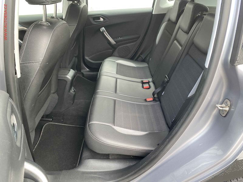Peugeot 2008 (2017) 1.2 PT, Allure, navi, kamera - fotka 10 z 17
