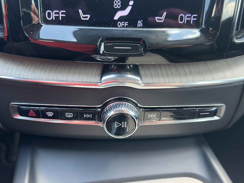 Volvo XC60 (2021) 2.0 D, AT, LED, kamera - fotka 16 z 19