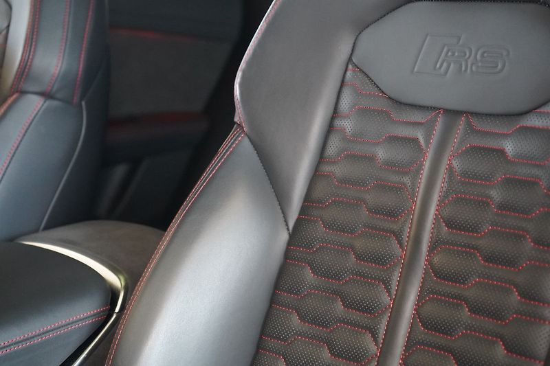Audi RS Q8 Exclusive, Karbon brzdy, Pano - fotka 23 z 50