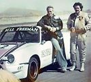 Paul Newman a Bill Freman u Porsche při Willow Springs Raceway 1976.
