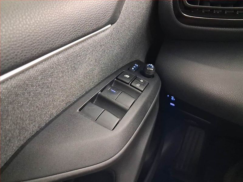 Toyota Yaris (2020) Kůže, Tempomat, Park. senzory, - fotka 17 z 19