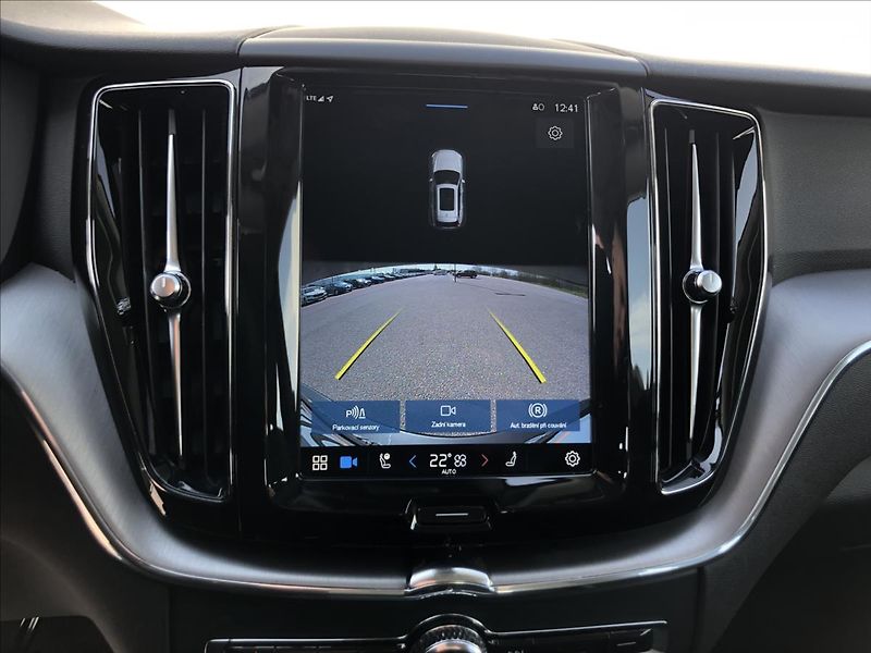 Volvo XC60 2,0 AWD MOMENTUM PRO  B4 - fotka 24 z 27