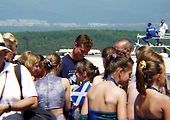 Coulthard na okruhu v Mostě v roce 2000 v obležení fanoušků.