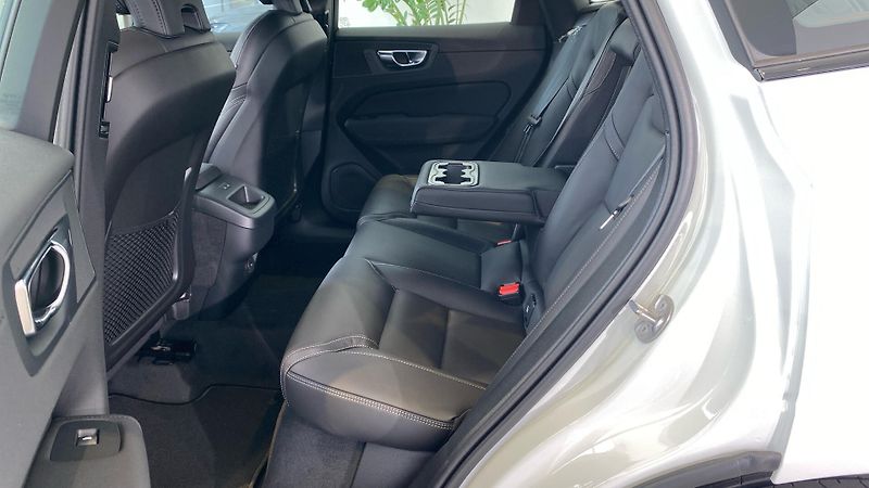 Volvo XC60 (2026) PLUS BLACK EDITION, B5 AWD, 18 - fotka 11 z 14