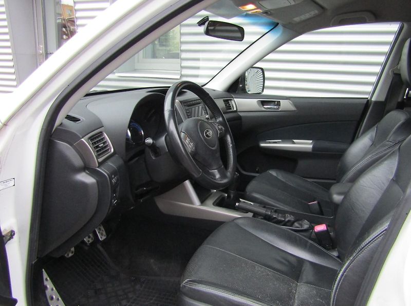 Subaru Forester (2009) 2,5 XT 5MT 169 kW ČR 1. maj. - fotka 8 z 24