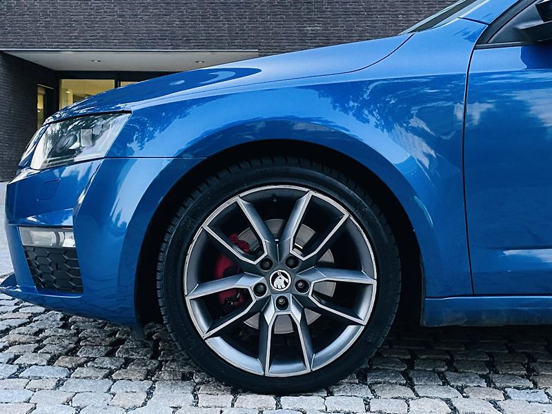 Škoda Octavia 2.0TDI VRS AUTOMAT SENZORY LED - fotka 45 z 45