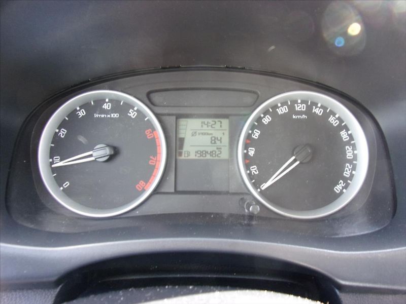 Škoda Fabia 1,4 16V Sport 63kW - fotka 17 z 23