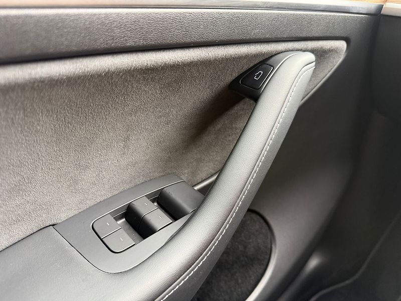 Tesla Model Y LR AWD Tažné / Záruka - fotka 34 z 41