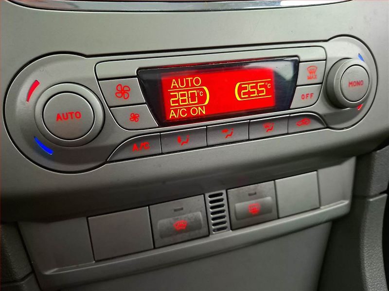 Ford Focus (2009) 1.6 16V, Serv.kniha, nová STK - fotka 15 z 16