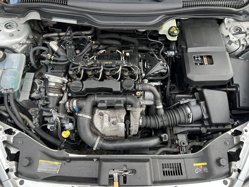 Volvo C30 1.6D ABS KLIMATIZACE TAŽNÉ - fotka 29 z 35
