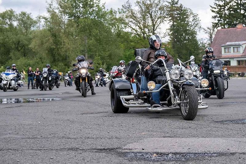 Motorkáři se sjeli na žehnání v bazilice v Jablonném.