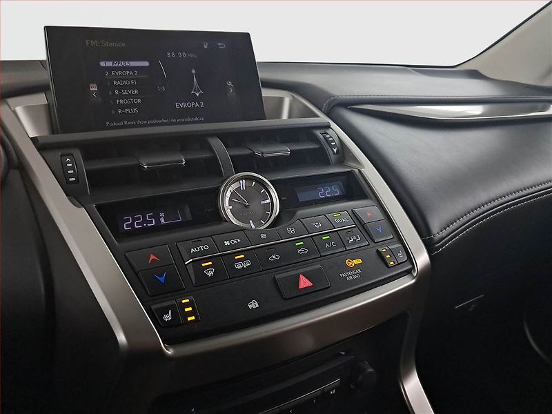 Lexus NX 300h (2016) 300h - fotka 12 z 17
