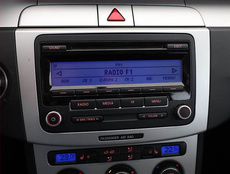 Volkswagen Passat (2009) 2.0 TDI, Automat, po STK - fotka 12 z 16