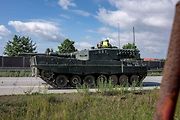 První armádní výcvik přesunu tanků Leopard 2A4 na dálnici D35.