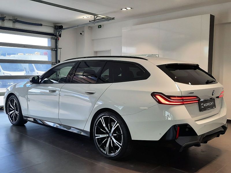 BMW Řada 5 (2025) 540d xDrive Touring M Sport - fotka 4 z 17