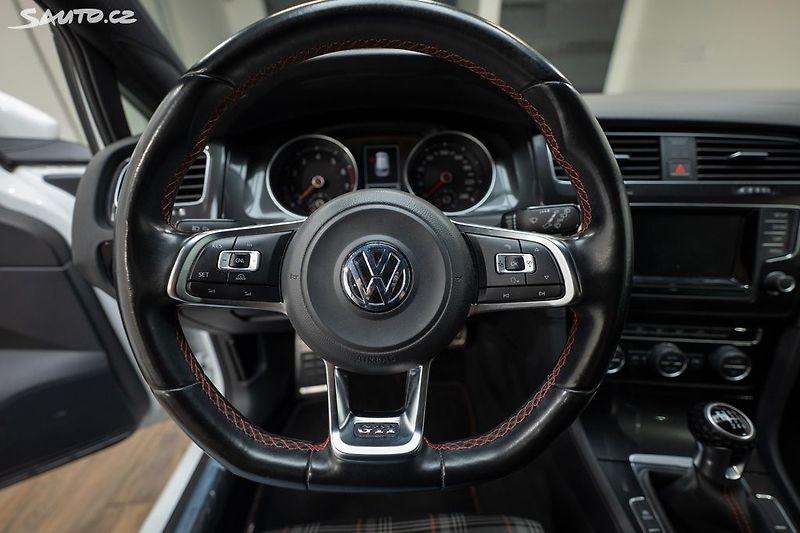 Volkswagen Golf GTI Performance 2.0 169 kW - fotka 11 z 31
