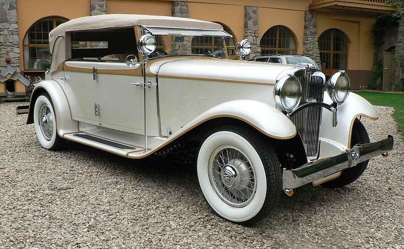Tatra 80 s dvanáctiválcem a speciální odklápěcí střechou