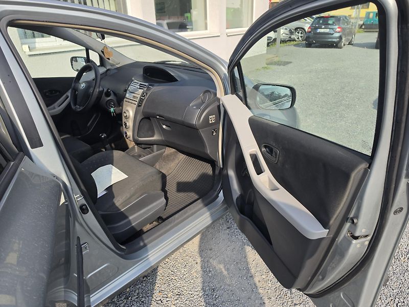 Toyota Yaris 1.0 VVTi klimatizace  - fotka 16 z 20