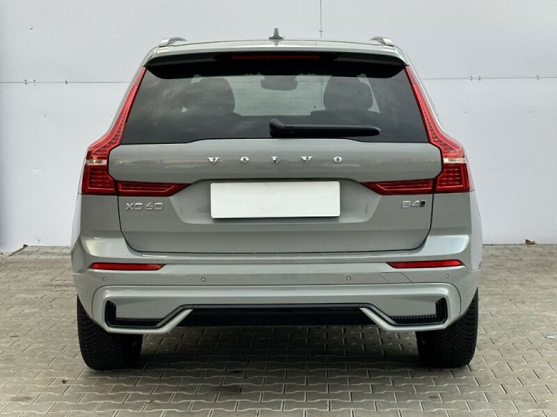 Volvo XC60 PLUS DARK B4 AWD 145kW - fotka 7 z 33
