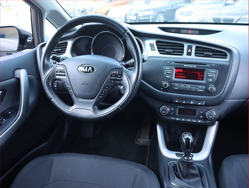 Kia Ceed (2015) 1.6 GDI, Serv.kniha, Tempomat - fotka 7 z 16