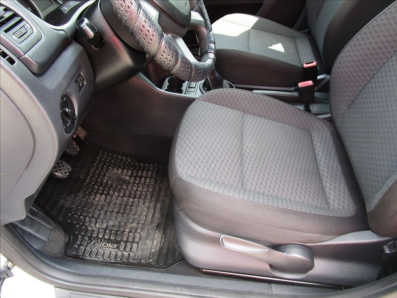 Škoda Fabia Combi 1.2i 12V Ambiente, Klima - fotka 12 z 41