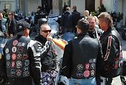 Třeboňské Masarykovo náměstí bylo motorkami doslova našlapané. Stovkám strojů požehnal tamní kaplan Jiří Kalaš.