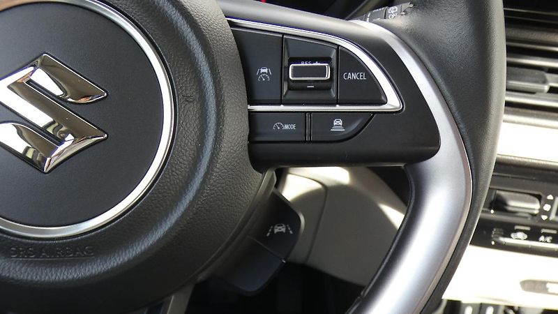 Suzuki Swift 1.2 DualJet mHEV Premium - fotka 13 z 23